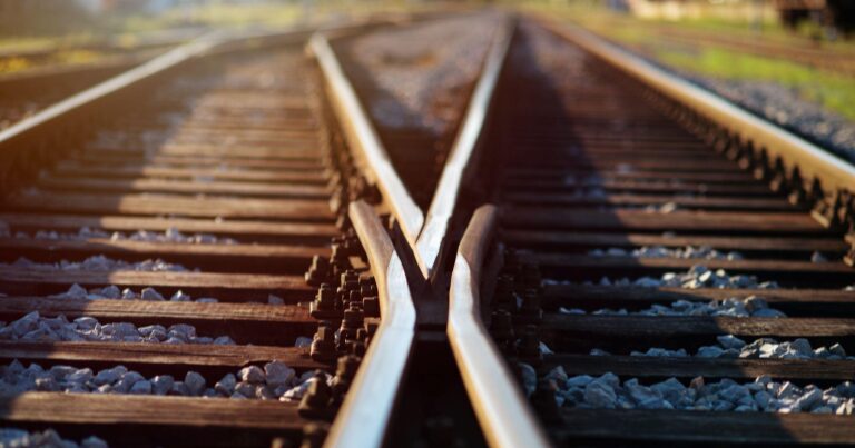 Dos vías de tren, una va para la izquierda y la otra para la derecha. Representa una decisión.