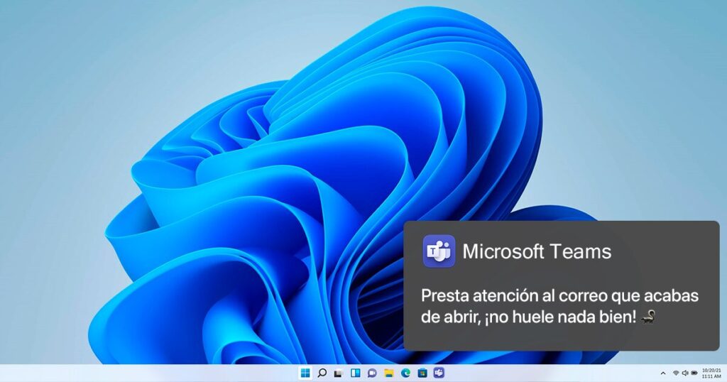 Representa un escritorio clásico de Microsoft Windows y una notificación de Teams con el siguiente contenido: Presta atención al correo que acabas de abrir, ¡no huele nada bien!