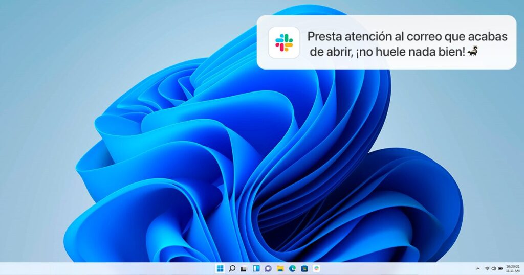 Representa un escritorio clásico de Microsoft Windows y una notificación de Slack con el siguiente contenido: Presta atención al correo que acabas de abrir, ¡no huele nada bien!