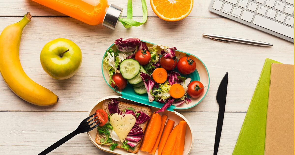 imagen de un tupper de comida saludable con fruta y verdura