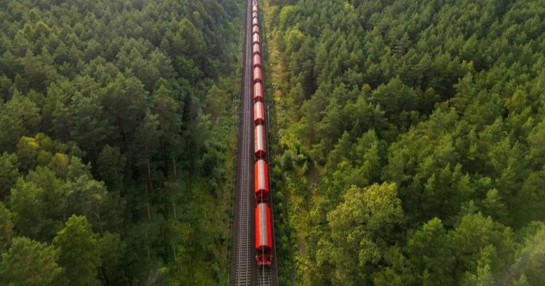 Tren cruzando una montaña